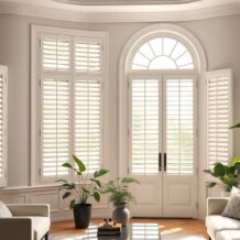 Shutters wewnętrzne – kiedy warto inwestować w stylową i funkcjonalną osłonę okienną?