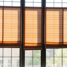 Osłony okienne na duże przeszklenia: jak wybrać trwałe i funkcjonalne rozwiązania na lata