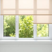 Jak wybrać osłony okienne do łazienki: praktyczne kryteria wyboru i odporność na wilgoć