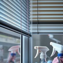 Błędy w czyszczeniu osłon okiennych: przyczyny, skutki i bezpieczne metody naprawcze