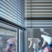 Błędy w czyszczeniu osłon okiennych: przyczyny, skutki i bezpieczne metody naprawcze