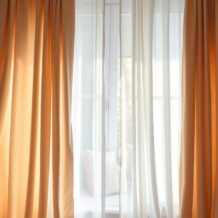 Firany do sypialni: jak wybrać materiał, długość i styl dla komfortu i prywatności