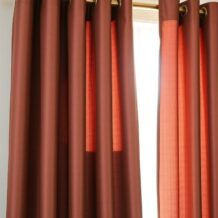 Zasłony zaciemniające a montaż karnisza: jak dobrać i zamontować, by maksymalnie zablokować światło i uniknąć błędów