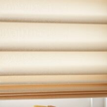 Jak czyścić plisy, by zachować ich kształt i przedłużyć żywotność – praktyczne wskazówki i najczęstsze błędy