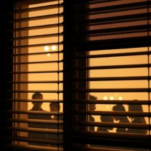 Żaluzje a prywatność wieczorem: jak dobrać i ustawić osłony, by skutecznie chronić wnętrze po zmroku