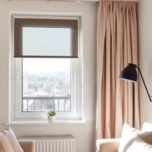 Rolety czy zasłony do małego mieszkania – jak wybrać osłony okienne, które nie zmniejszą przestrzeni i zapewnią komfort?