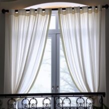 Karnisz do okna balkonowego: jak wybrać i zamontować, by nie przeszkadzał w otwieraniu drzwi