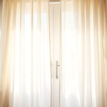 Firany a prywatność w dzień: jak wybrać tkaniny i rozwiązania zapewniające dyskrecję bez utraty światła naturalnego