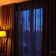 Zasłony a prywatność wieczorem: jak wybrać tkaniny i rozwiązania zapewniające skuteczną ochronę w domu