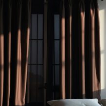 Zasłony zaciemniające do sypialni — jak wybrać i zamontować dla maksymalnego komfortu snu i prywatności