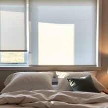 Rolety dzień noc do sypialni – jak wybrać funkcjonalne osłony dla komfortu snu i prywatności