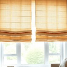 Rolety rzymskie – zalety i wady z praktycznego punktu widzenia oraz na co zwrócić uwagę przy wyborze