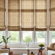 Rolety rzymskie do salonu: jak wybrać tkaniny, mechanizmy i montaż dla stylu i komfortu