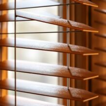 Jak czyścić żaluzje drewniane, by uniknąć uszkodzeń i skutecznie usunąć kurz oraz plamy