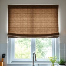 Osłony okienne nad zlewem: jak wybrać trwałe i łatwe w czyszczeniu rozwiązania do kuchni