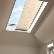 Plisy do okien dachowych — kiedy warto wybrać i jak maksymalnie wykorzystać ich funkcje regulacji światła i termoizolacji