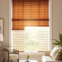 Żaluzje drewniane i aluminiowe: jak dopasować wybór do stylu, warunków i budżetu wnętrza