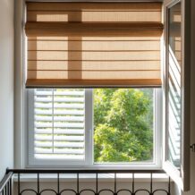 Osłony okienne do okna balkonowego z wyjściem: jak wybrać trwałe i funkcjonalne rozwiązanie zapewniające komfort i prywatność